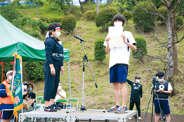 「天気がもってくれたこと、そして実行委員のみなさん、応援団のみなさんに心から感謝します」。田島久美子校長先生は閉会式でそう述べた後、白組代表に賞状を手渡しました。