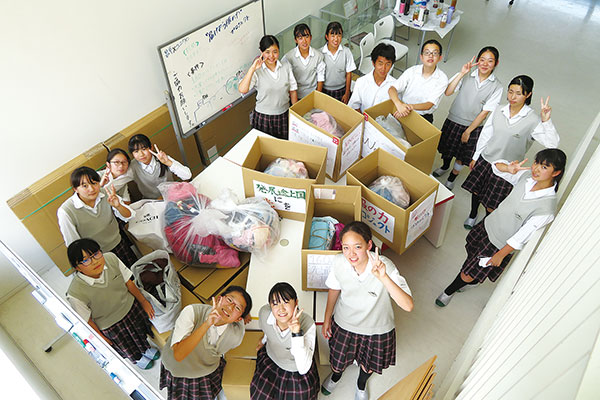 “届けよう、服のチカラプロジェクト”の一場面。回収された服の仕分け作業も、生徒たちが協力して行っています。