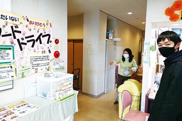 フードドライブに取り組んだ成果を発表した生徒(右端)。コロナ禍にあっても、何ごとにも挑戦することの大事さを学んだと振り返りました。