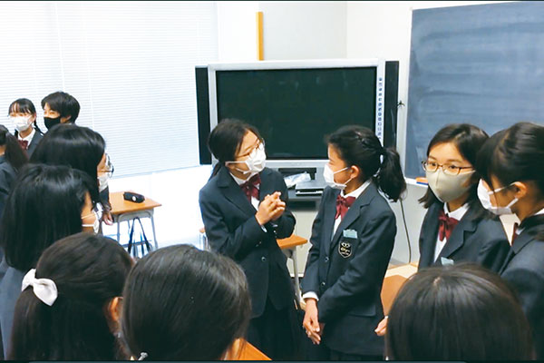 クラス全員が共通体験を通して感情を共有する「エンカウンター」。グループの一員であることを自覚し、相手の自己紹介に耳を傾けます。
