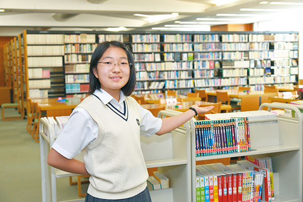 8万冊の蔵書を誇る図書室。主要大学の赤本が閲覧でき、自習スペースも完備しています。