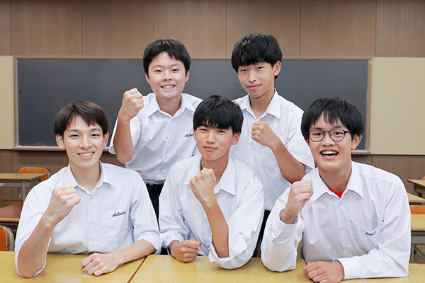 後列左から、I・Nさん（青団長）、H・Kさん（黄団長）前列左から、M・Sさん（緑団長）、N・Yさん（体育祭実行委員長）、M・Sさん（赤団長）