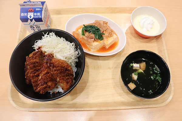 黒毛和牛をテーマにした特別メニュー「黒毛和牛メンチカツ丼」