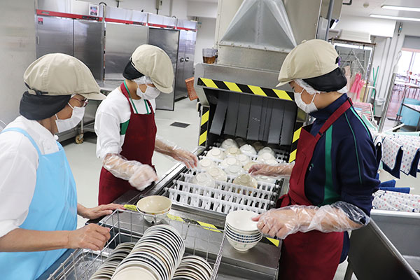 夕食後に行われる1年生の「皿洗い体験」