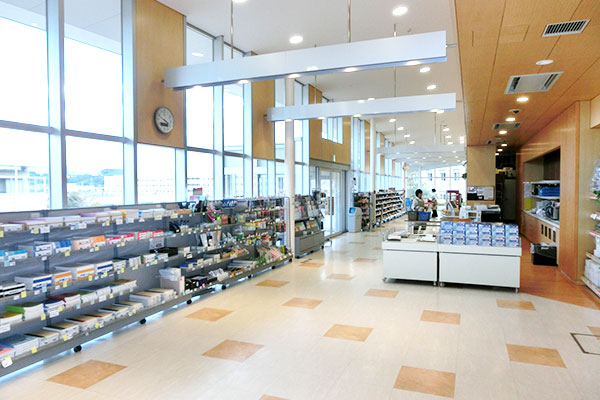 スクールショップ「メグリア」。決済はカードで行うため、現金は不要。利便性のさらなる向上に向けて、2022年度からは顔認証システムを搭載した自動販売機も導入している。