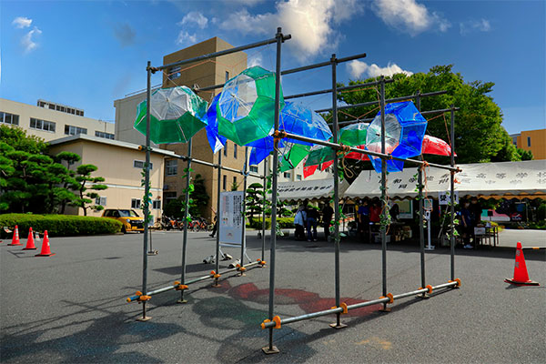 来場者を出迎えるアーチ。テーマの「三原色」をモチーフにした装飾が施されています。