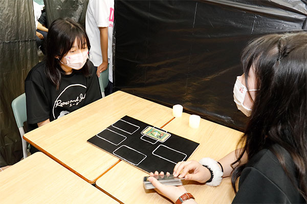占い、おばけ屋敷、縁日など、各クラスが趣向をこらした企画で来場者を楽しませました。