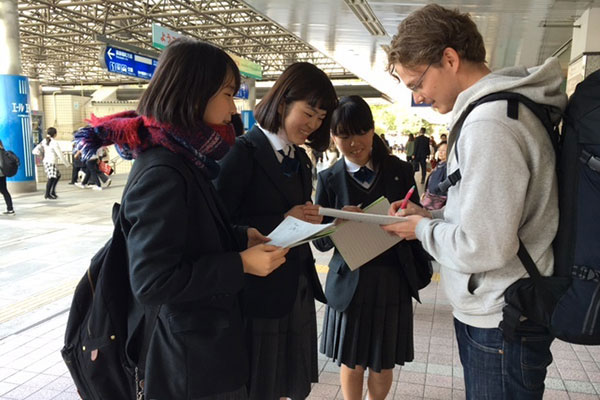 外国からの観光客に、グループでインタビューしました。