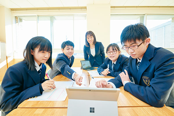 本科クラスでは、「熱く探究する生徒」の育成をめざします。ゼミでは、主体的に課題を見つけてじっくりと取り組むことで、同校が掲げる５つの柱を体得します。大学レベルの本格的な科学研究に取り組むための教室も整備する予定です。