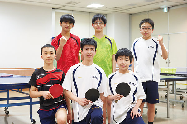 屋内で練習していた男子で記念撮影（後列右から2人目は谷奥先生）。女子は屋外で練習中。