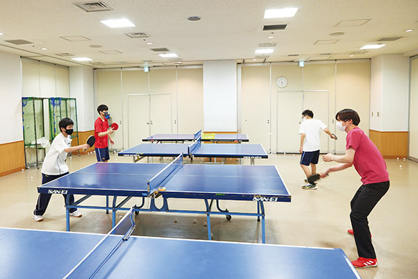 真っ直ぐにボールを打つ練習。対角線上に打つなど、さまざまな打ち方を練習します。