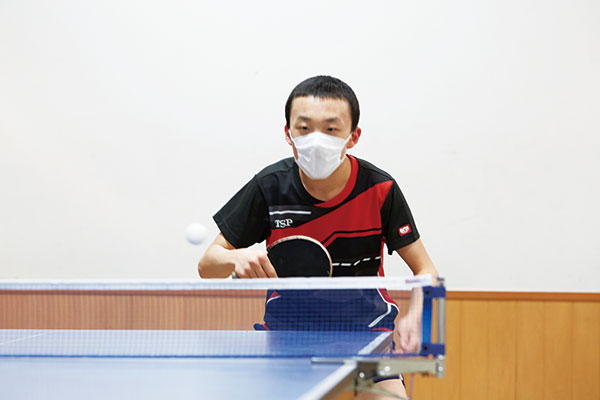 中学卓球部の目標は都大会出場。ボールに集中する目は真剣です。