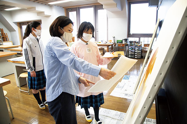 中島さんが描いてくださった下絵を見ながら制作していきます。コーチの秋山先生が部員たちにアドバイス。