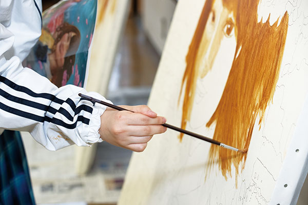  「大きなキャンバスに色を塗るのは楽しい作業です。途中で色が足りなくなると、油絵具で同じ色を作るのが難しい」（Ｆさん）