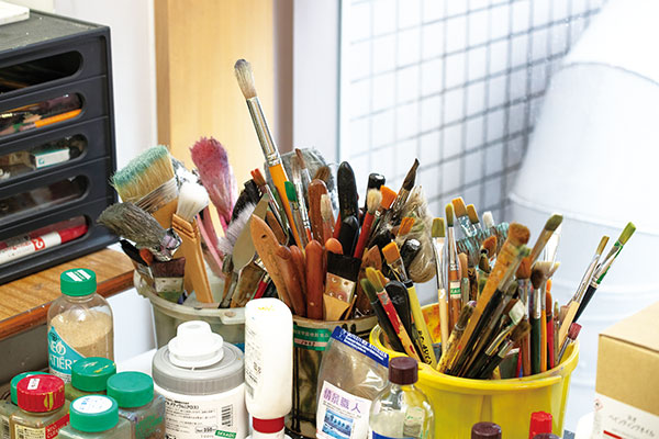美術室には大小さまざまな筆や絵を描く道具が豊富に準備されています。