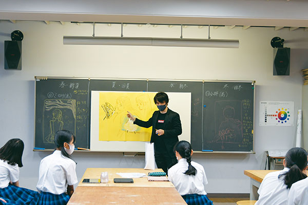  2021年7月30日に同校で行われた第２回目の講義の様子。めったに聞くことのできないプロ目線からのアドバイスに耳を傾ける生徒たち。