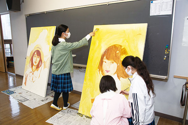  記念作品の春と夏を制作中。写真奥が夏、手前が春の作品です。