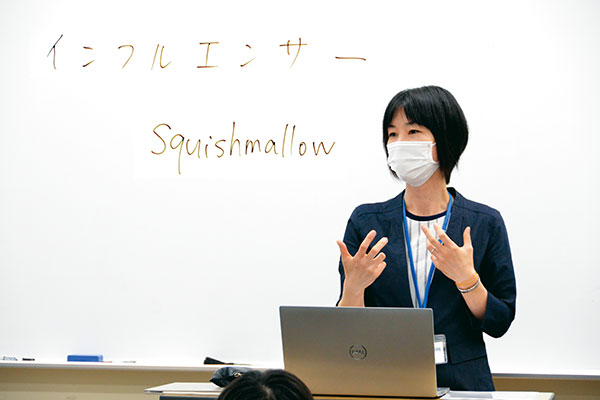 教員が「インフルエンサーってどういう意味？」と問いかけることからスタートします。インフルエンサーについて書かれた英文の記事を生徒が一人１台所有するノートPCに配信し、インフルエンサーの定義について、意見を出し合いながら考えます。