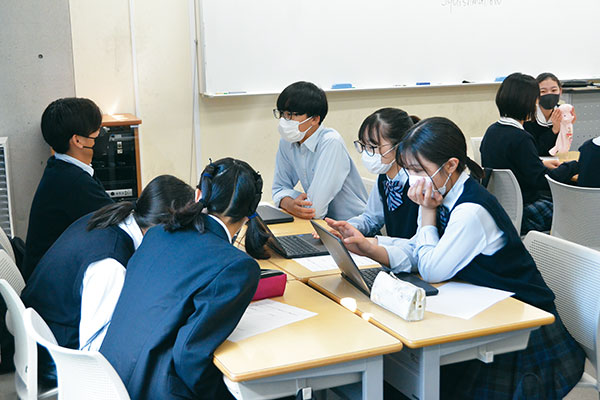 グループに分かれ、宣伝したい商品を決めてインフルエンサーとしてPR動画を制作します。「どうやって撮影する？」「家で撮って、つなげようか」。生徒たちの会話もはずみます。