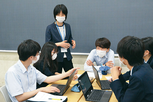 扌先生は全グループに声かけをして、活動をファシリテートしていきます。「それ、いいね」「そういうのも面白いよね」と、生徒がやる気になるような声かけが続きます。