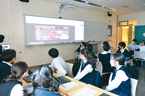 扌ほかのクラスが制作した動画を見て参考にします。英語の商品名について先生にアドバイスをもらったり、ネット検索をして撮影のアイデアを探したりしながら、話し合いを進めていきます。