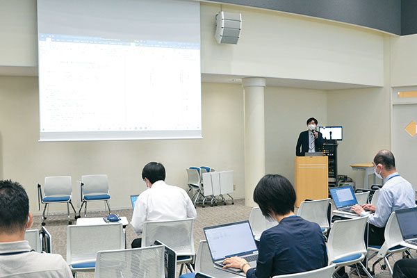 土曜日の２時限目には先生方が集まり、『哲学』の授業の振り返りを行っています。各クラスで実施した取り組みの成果を発表するほか、授業の改善方法の相談や、意見交換などを積極的に行っています。