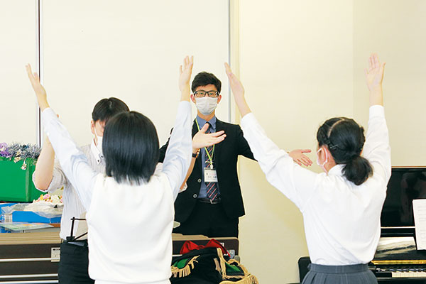 演奏会に向けて練習に熱が入る合唱部。夏苅先生が出演する曲もあります。