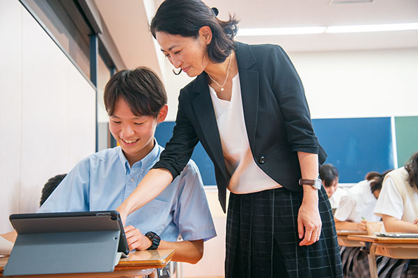 社会科の授業では、生徒自らが考え、調べ、発表できるようになることを目指しています。