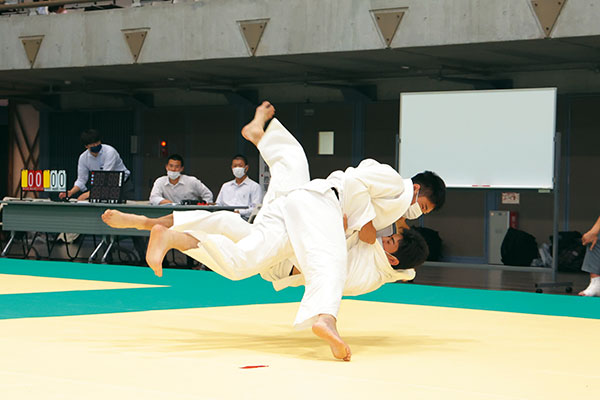 剣道と柔道の授業の集大成として　東京武道館で高3全員参加の武道大会が開催