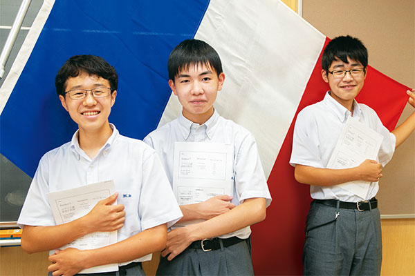 フランス語講座で学ぶ高1 N君、高1 I君、高1 T君（写真左から）。