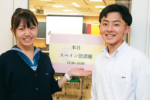 スペイン語講座を受講している高2 Nさん（左）と高2 S君（右）。