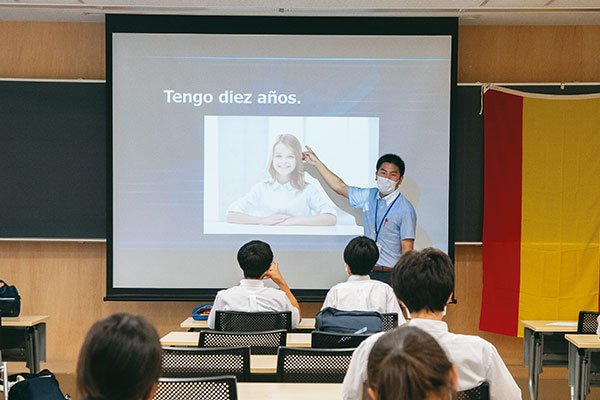 スペイン語講座では、まずは日常で見かけるスペイン語に気づくことから学習をスタートさせます。
