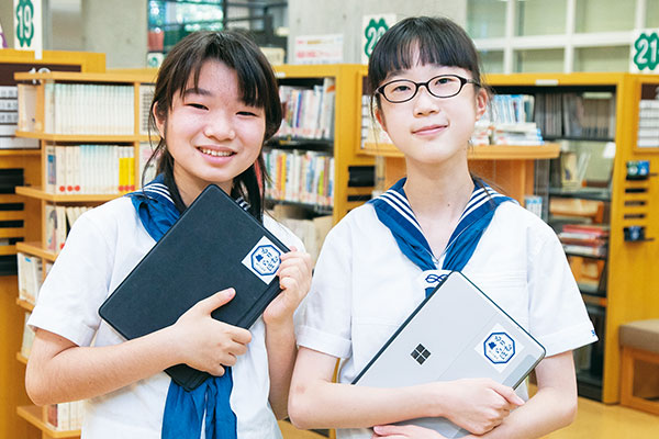 プログラミング言語講座受講生の中3 Hさん（左）と中3 Hさん（右）。