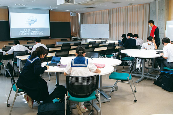 BGMがかかり、日頃の授業とは違った雰囲気のプログラミング言語講座。
