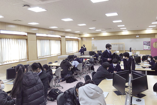 週2回、放課後にメディア室で行われる「学習会」。わからない問題があっても生徒同士で相談して解決に至ることが多いそうです。