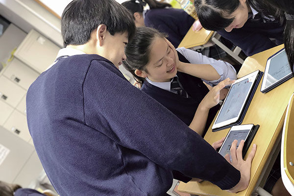 高校は2019年にBYODを導入。中学でも2022年度からiPadの活用がスタートしました。