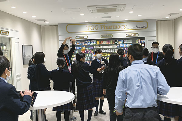 薬局を模した施設では、店員役を務める外国人スタッフと英語でやりとりしました。