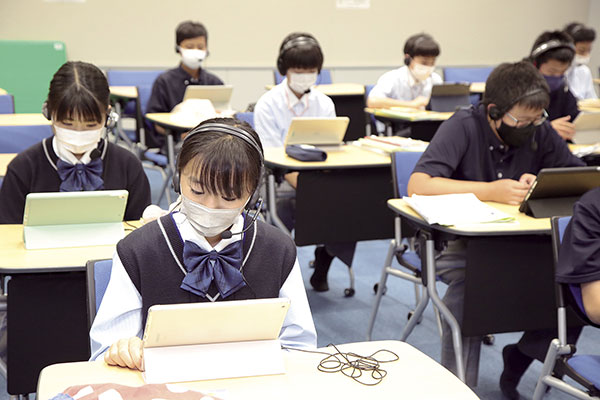 セブ島の外国人講師が明るく接してくれるので、生徒はリラックスして会話が弾みます。
