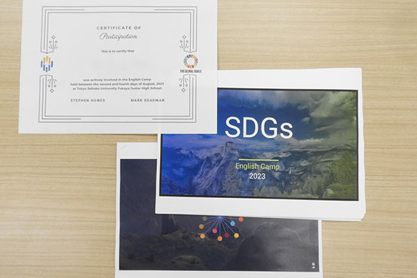 2023年のテーマはSDGsです。環境問題への対策を意識し、資料や教材もペーパーレスで活動しました。（写真は取材資料として特別にプリントアウトしたもの）