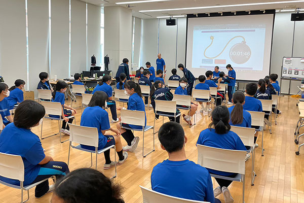 中1から中3までの生徒が学年を超えて斉に集い、3日間をともに学びます。