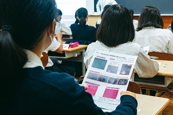 担当教授から研究者になったきっかけや研究に対する思いが語られる場面も。