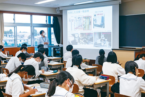 冒頭で施設・設備や留学制度など、学部の魅力を伝える授業もありました。