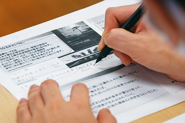 座学の講義も集中力を絶やさず受講する生徒たち