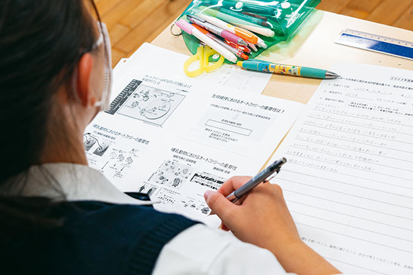 毎時間、授業後に提出するレポートで成績評価をします。