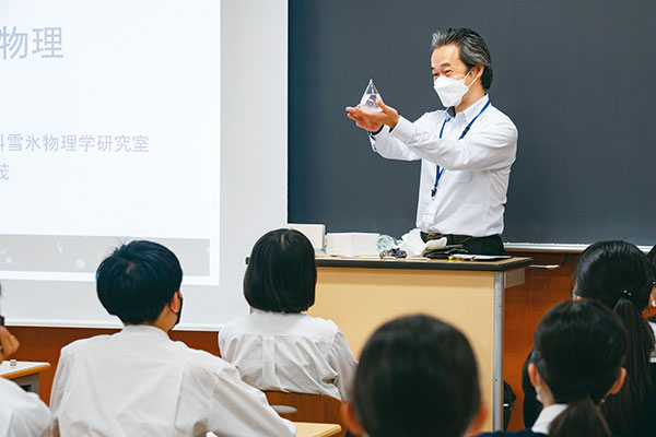 実験も披露しながら進める理工学部の授業風景