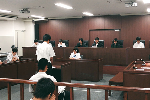 高大連携セミナー「法曹入門講座」模擬裁判の様子