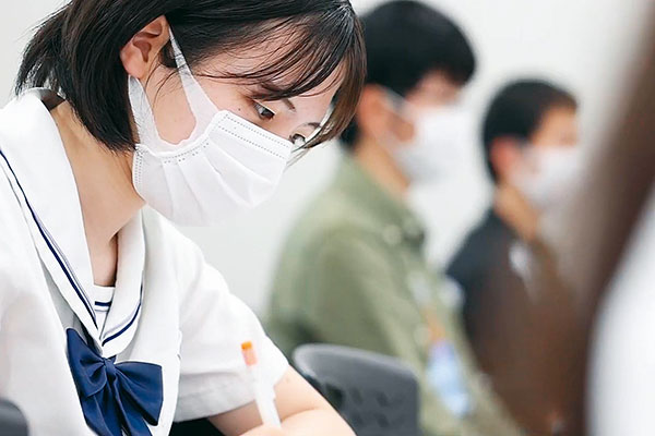 大学生と一緒に受講する高校生