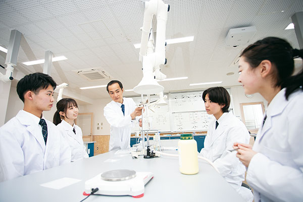 「本校では中学に相当する前期課程で高校の内容へ、また、高校に相当する後期課程では大学へとつなぐ高度な内容に入るなど、6年一貫教育のメリットを活かした本校ならではの授業を展開しています」