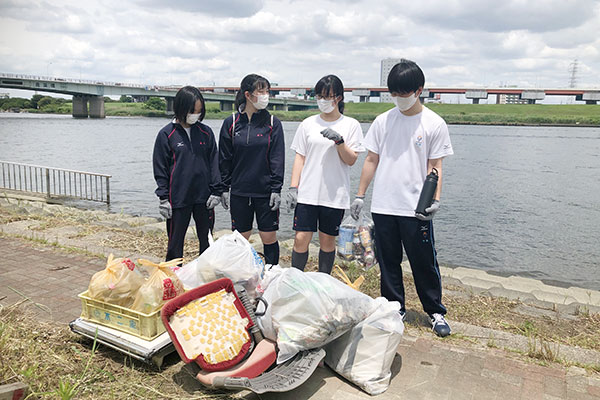 荒川での河川清掃の様子を撮影した写真です。