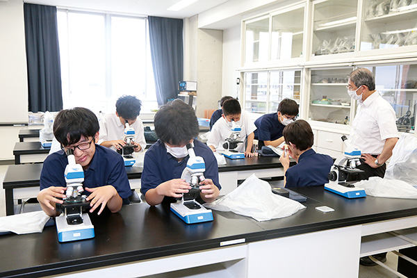 専門領域 発生学 ショウジョウバエの研究を行っている浅田聡先生の研究体験。赤い眼のハエと白い眼のハエの卵が入った試験管が用意され、2つを交雑させ、子どもがどうなるかを見ていきます。今回はコオロギの卵も顕微鏡で観察しました。